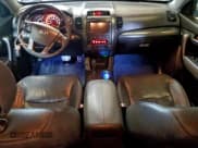 ✅ 2011 Kia Sorento SX • VIN: 5XYKW4A22BG111080 • Лот: 93968255. Опубликован ранее на Copart с пробегом 176 202 миль. Бесплатный доступ к архиву аукционных продаж из США и подробный отчёт об истории автомобиля на DreamBid. Изображение 8.