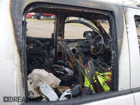 ✅ 2019 Chevrolet Silverado 1500 LT • VIN: 2GCVKPEC1K1169432 • Lot: 43174619. Wystawiony na IAAI z przebiegiem 99 402 mil. Bezpłatny archiwum sprzedaży aukcyjnych z USA i szczegółowy raport historii pojazdu na DreamBid. Zdjęcie 8.