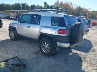 ✅ 2007 Toyota FJ Cruiser • VIN: JTEZU11F970012335 • Lot: 43654698. Wystawiony na IAAI z przebiegiem 239 555 mil. Bezpłatny archiwum sprzedaży aukcyjnych z USA i szczegółowy raport historii pojazdu na DreamBid. Zdjęcie 3.
