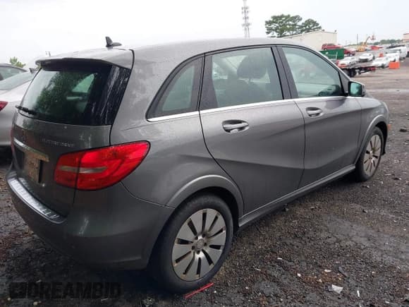 ✅ 2014 Mercedes-Benz B Electric Drive • VIN: WDDVP9AB0EJ003106 • Лот: 42370916. Опубликован ранее на IAAI с пробегом 42 385 миль. Бесплатный доступ к архиву аукционных продаж из США и подробный отчёт об истории автомобиля на DreamBid. Изображение 4.