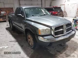 2005 Dodge Dakota SLT z VIN 1D7HE42KX5S193933, wystawiony jako IAAI lot #42146056 z przebiegiem Nie podano mil oraz . Historia ofert i sprzedaży dostępna na DreamBid. Obrazek 1.