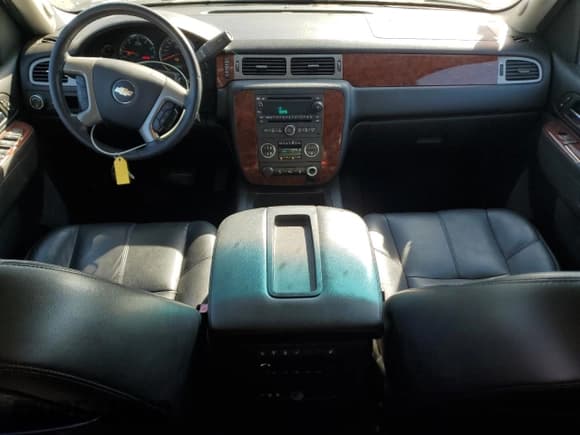 ✅ 2014 Chevrolet Suburban LT • VIN: 1GNSCJE0XER190544 • Lot: 73096564. Wystawiony na Copart z przebiegiem 106 842 mil. Bezpłatny archiwum sprzedaży aukcyjnych z USA i szczegółowy raport historii pojazdu na DreamBid. Zdjęcie 8.