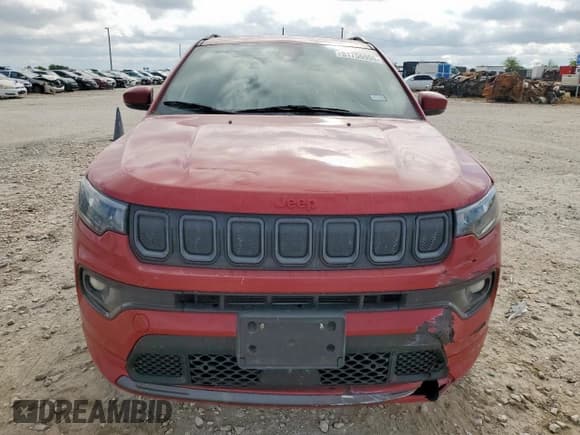 ✅ 2022 Jeep Compass (RED) Edition • VIN: 3C4NJDCB0NT236536 • Lot: 81756905. Wystawiony na Copart z przebiegiem 76 647 mil. Bezpłatny archiwum sprzedaży aukcyjnych z USA i szczegółowy raport historii pojazdu na DreamBid. Zdjęcie 5.