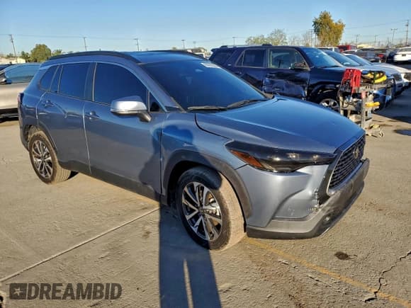 ✅ 2024 Toyota Corolla Cross XLE • VIN: 7MUDAAAG0RV072946 • Lot: 96832235. Wystawiony na Copart z przebiegiem 48 881 mil. Bezpłatny archiwum sprzedaży aukcyjnych z USA i szczegółowy raport historii pojazdu na DreamBid. Zdjęcie 4.