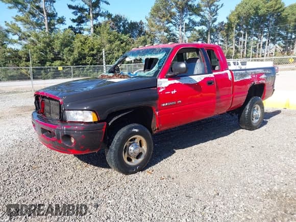 ✅ 2001 Dodge 2500 • VIN: 3B7KF23Z61G768169 • Lot: 43609427. Wystawiony na IAAI z przebiegiem 143 024 mil. Bezpłatny archiwum sprzedaży aukcyjnych z USA i szczegółowy raport historii pojazdu na DreamBid. Zdjęcie 2.