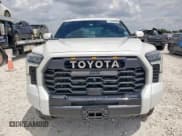 ✅ 2024 Toyota Tundra Platinum Hybrid • VIN: 5TFNC5DB4RX070305 • Lot: 71044515. Wystawiony na Copart z przebiegiem 29 776 mil. Bezpłatny archiwum sprzedaży aukcyjnych z USA i szczegółowy raport historii pojazdu na DreamBid. Zdjęcie 5.