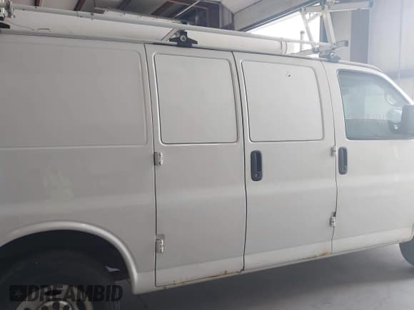 ✅ 2015 GMC Savana Cargo • VIN: 1GTW7FCF1F1907626 • Lot: 42584311. Wystawiony na IAAI z przebiegiem 237 505 mil. Bezpłatny archiwum sprzedaży aukcyjnych z USA i szczegółowy raport historii pojazdu na DreamBid. Zdjęcie 13.