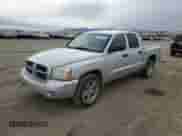 2007 Dodge Dakota SLT z VIN 1D7HW48K27S147617, wystawiony jako Copart lot #74064254 z przebiegiem 150 069 mil mil oraz Czysty tytuł • Clean title. Historia ofert i sprzedaży dostępna na DreamBid. Obrazek 1.