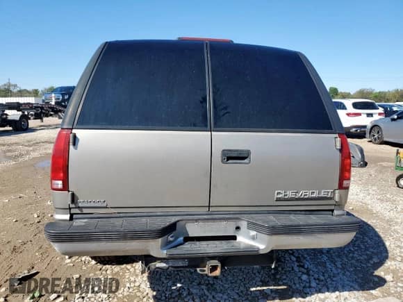 1999 Chevrolet Suburban z VIN 1GNFK16R7XJ571867, wystawiony jako Copart lot #90450425 z przebiegiem 294 487 mil mil oraz Szkoda całkowita • Salvage title. Historia ofert i sprzedaży dostępna na DreamBid. Obrazek 6.