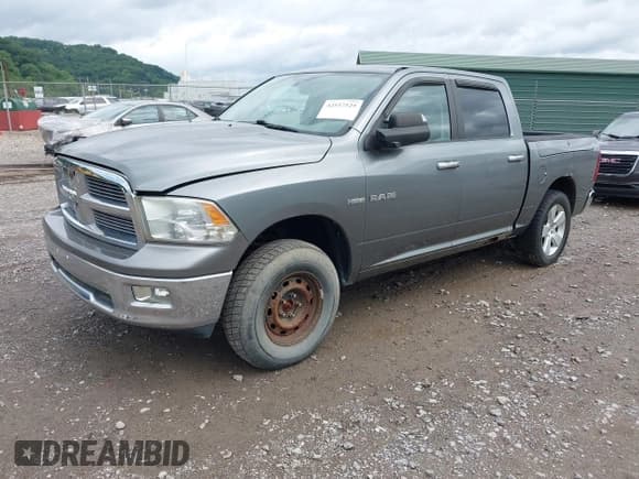 ✅ 2009 Dodge 1500 Laramie • VIN: 1D3HV13T69J527085 • Lot: 42557525. Wystawiony na IAAI z przebiegiem 100 750 mil. Bezpłatny archiwum sprzedaży aukcyjnych z USA i szczegółowy raport historii pojazdu na DreamBid. Zdjęcie 2.