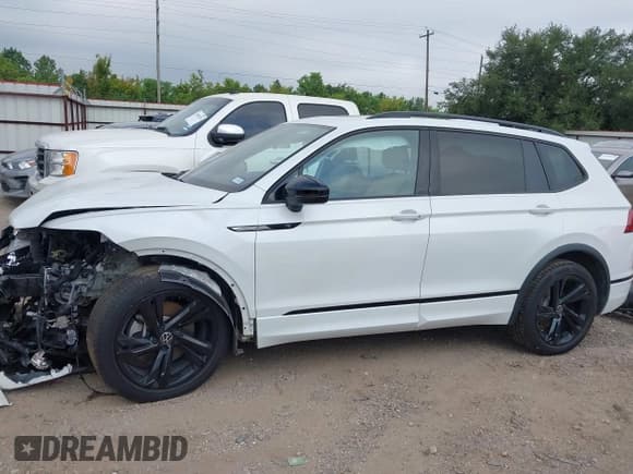 ✅ 2023 Volkswagen Tiguan SE R-Line Black • VIN: 3VVCB7AXXPM014458 • Lot: 43084168. Wystawiony na IAAI z przebiegiem 26 374 mil. Bezpłatny archiwum sprzedaży aukcyjnych z USA i szczegółowy raport historii pojazdu na DreamBid. Zdjęcie 14.