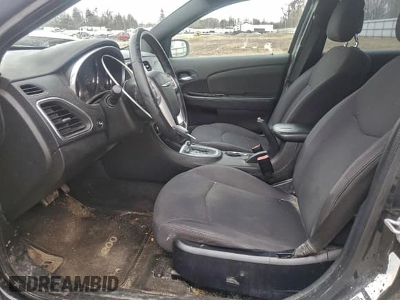 ✅ 2012 Chrysler 200 Touring • VIN: 1C3CCBBG1CN257562 • Lot: 93460775. Wystawiony na Copart z przebiegiem 131 768 mil. Bezpłatny archiwum sprzedaży aukcyjnych z USA i szczegółowy raport historii pojazdu na DreamBid. Zdjęcie 7.