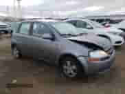 2007 Chevrolet Aveo LS z VIN KL1TD66637B749946, wystawiony jako Copart lot #83143564 z przebiegiem 74 030 mil mil oraz Szkoda całkowita • Salvage title. Historia ofert i sprzedaży dostępna na DreamBid. Obrazek 4.