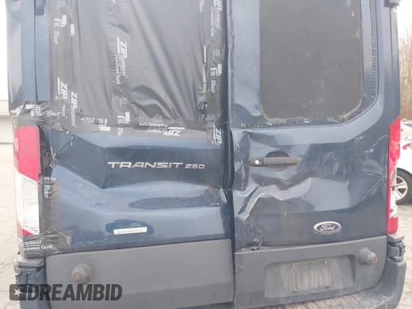 ✅ 2018 Ford Transit Cargo • VIN: 1FTYR2CG2JKA25341 • Lot: 43650452. Wystawiony na IAAI z przebiegiem 118 662 mil. Bezpłatny archiwum sprzedaży aukcyjnych z USA i szczegółowy raport historii pojazdu na DreamBid. Zdjęcie 6.