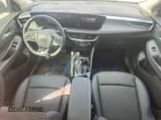 ✅ 2025 Buick Encore GX Sport Touring • VIN: KL4AMDSL9SB051621 • Lot: 81190985. Wystawiony na Copart z przebiegiem 16 353 mil. Bezpłatny archiwum sprzedaży aukcyjnych z USA i szczegółowy raport historii pojazdu na DreamBid. Zdjęcie 8.