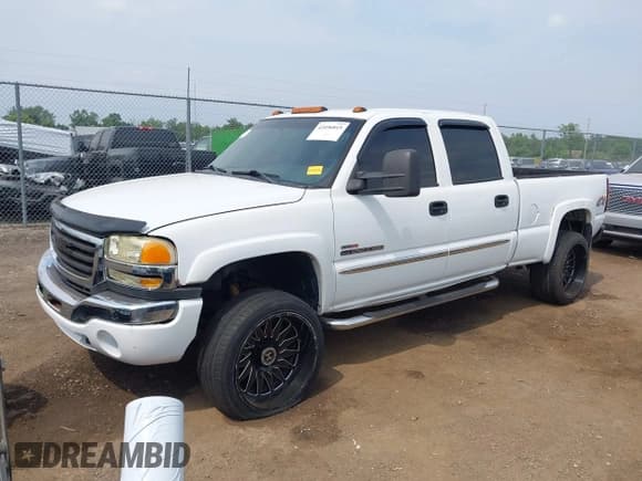 ✅ 2005 GMC Sierra 2500HD SLT • VIN: 1GTHK23255F811576 • Lot: 42496815. Listed on IAAI with 285,652 mi. Free auction sales archive from the USA and detailed vehicle history report at DreamBid. Image 2.