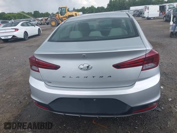 ✅ 2019 Hyundai Elantra SE • VIN: 5NPD74LF2KH474221 • Lot: 42503083. Listed on IAAI with 134,271 mi. Free auction sales archive from the USA and detailed vehicle history report at DreamBid. Image 16.