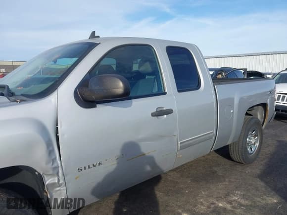✅ 2011 Chevrolet Silverado 1500 LS • VIN: 1GCRKREA3BZ387732 • Lot: 43631376. Listed on IAAI with 169,610 mi. Free auction sales archive from the USA and detailed vehicle history report at DreamBid. Image 14.