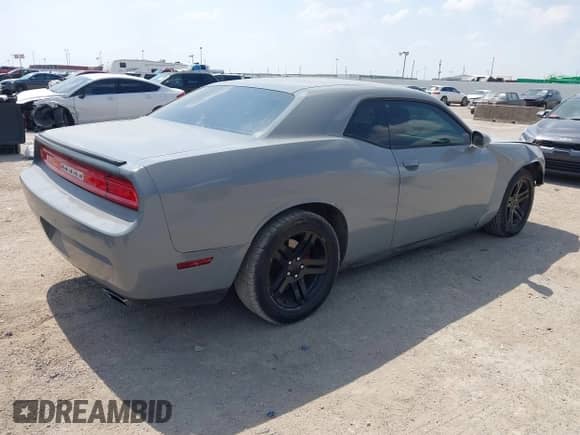 2012 Dodge Challenger SXT Plus z VIN 2C3CDYAG8CH176729, wystawiony jako IAAI lot #43219864 z przebiegiem 165 076 mil mil oraz . Historia ofert i sprzedaży dostępna na DreamBid. Obrazek 4.