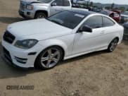 ✅ 2013 Mercedes-Benz C 250 • VIN: WDDGJ4HB5DF990967 • Lot: 54532425. Wystawiony na Copart z przebiegiem 139 987 mil. Bezpłatny archiwum sprzedaży aukcyjnych z USA i szczegółowy raport historii pojazdu na DreamBid. Zdjęcie 1.