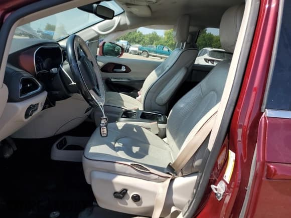 ✅ 2018 Chrysler Pacifica Limited • VIN: 2C4RC1GG4JR252493 • Lot: 72063745. Wystawiony na Copart z przebiegiem 199 293 mil. Bezpłatny archiwum sprzedaży aukcyjnych z USA i szczegółowy raport historii pojazdu na DreamBid. Zdjęcie 7.