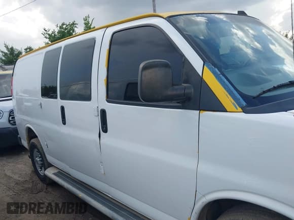 ✅ 2020 GMC Savana Cargo • VIN: 1GTW7AFG0L1268593 • Lot: 42712523. Wystawiony na IAAI z przebiegiem 210 620 mil. Bezpłatny archiwum sprzedaży aukcyjnych z USA i szczegółowy raport historii pojazdu na DreamBid. Zdjęcie 13.