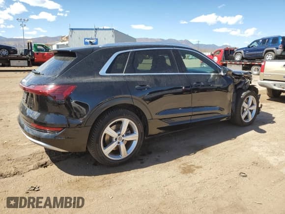 ✅ 2019 Audi e-tron Premium Plus • VIN: WA1LABGE6KB014901 • Лот: 50910225. Опубликован ранее на Copart с пробегом 46 322 миль. Бесплатный доступ к архиву аукционных продаж из США и подробный отчёт об истории автомобиля на DreamBid. Изображение 3.