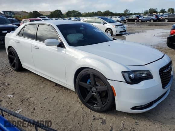✅ 2016 Chrysler 300 S • VIN: 2C3CCABT6GH117917 • Lot: 85517084. Listed on Copart with 122,838 mi. Free auction sales archive from the USA and detailed vehicle history report at DreamBid. Image 4.