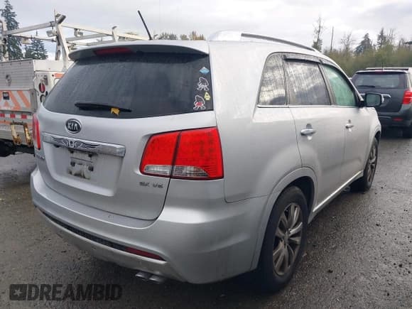 ✅ 2011 Kia Sorento SX • VIN: 5XYKW4A22BG090151 • Lot: 43610908. Wystawiony na IAAI z przebiegiem 192 888 mil. Bezpłatny archiwum sprzedaży aukcyjnych z USA i szczegółowy raport historii pojazdu na DreamBid. Zdjęcie 4.