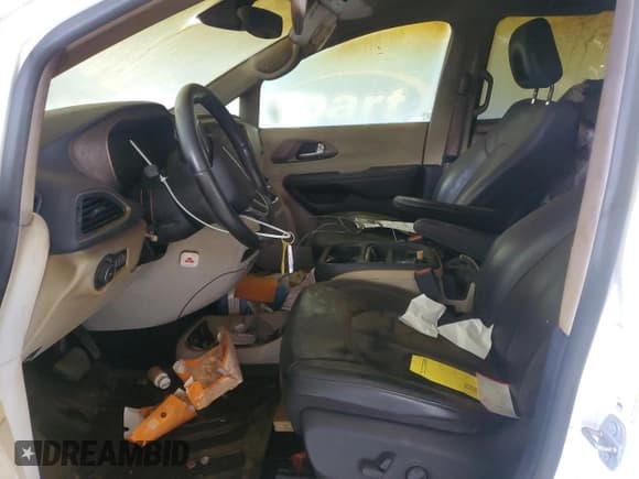 ✅ 2019 Chrysler Pacifica Touring L • VIN: 2C4RC1BG2KR626074 • Lot: 68841935. Wystawiony na Copart z przebiegiem Nie podano. Bezpłatny archiwum sprzedaży aukcyjnych z USA i szczegółowy raport historii pojazdu na DreamBid. Zdjęcie 7.