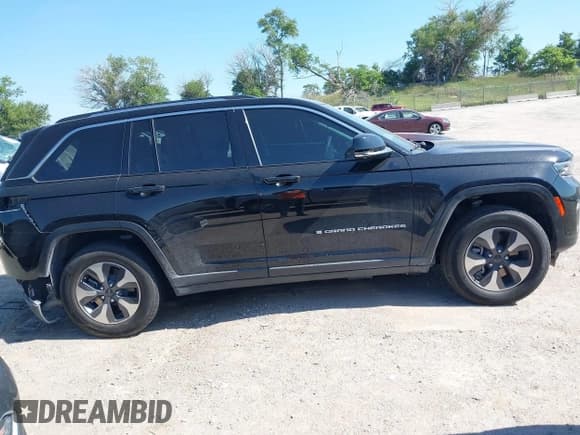 ✅ 2022 Jeep Grand Cherokee • VIN: 1C4RJYB67N8718013 • Lot: 42725067. Listed on IAAI with 24,230 mi. Free auction sales archive from the USA and detailed vehicle history report at DreamBid. Image 13.