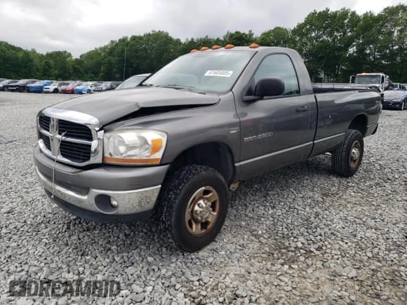 ✅ 2006 Dodge 2500 ST • VIN: 3D7KS26D26G187499 • Lot: 61605005. Wystawiony na Copart z przebiegiem 114 750 mil. Bezpłatny archiwum sprzedaży aukcyjnych z USA i szczegółowy raport historii pojazdu na DreamBid. Zdjęcie 1.