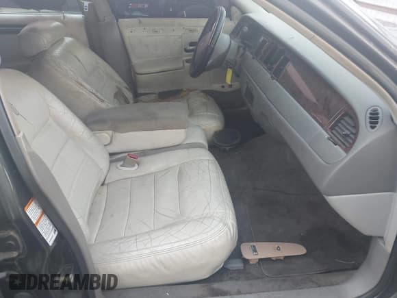 ✅ 1999 Lincoln Town Car Executive • VIN: 1LNHM81W2XY708640 • Lot: 43749713. Wystawiony na IAAI z przebiegiem 156 901 mil. Bezpłatny archiwum sprzedaży aukcyjnych z USA i szczegółowy raport historii pojazdu na DreamBid. Zdjęcie 5.