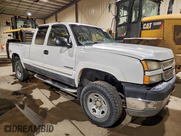 ✅ 2005 Chevrolet Silverado 2500HD LS • VIN: 1GCHK29U45E311987 • Lot: 93718665. Wystawiony na Copart z przebiegiem 256 364 mil. Bezpłatny archiwum sprzedaży aukcyjnych z USA i szczegółowy raport historii pojazdu na DreamBid. Zdjęcie 4.