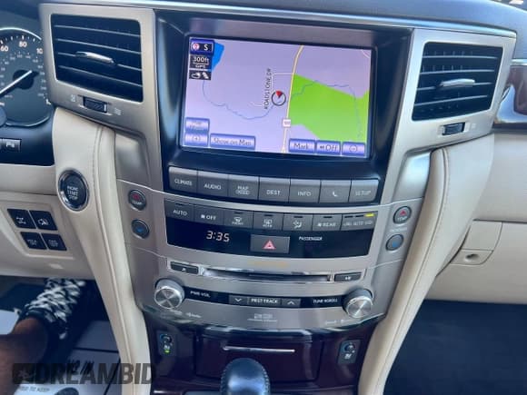 ✅ 2013 Lexus LX 570 • VIN: JTJHY7AX9D4100674 • Lot: 71890005. Wystawiony na Copart z przebiegiem 193 199 mil. Bezpłatny archiwum sprzedaży aukcyjnych z USA i szczegółowy raport historii pojazdu na DreamBid. Zdjęcie 12.