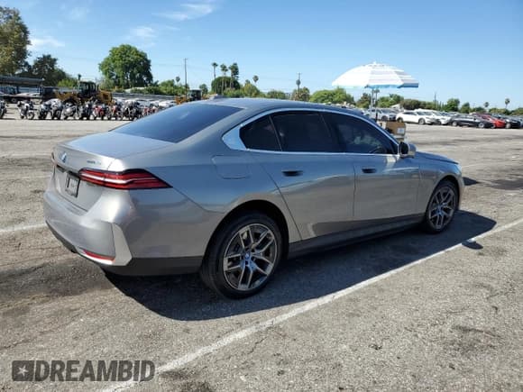 ✅ 2024 BMW i5 eDrive40 • VIN: WBY33FK09RCR49285 • Lot: 69685405. Wystawiony na Copart z przebiegiem 11 255 mil. Bezpłatny archiwum sprzedaży aukcyjnych z USA i szczegółowy raport historii pojazdu na DreamBid. Zdjęcie 3.