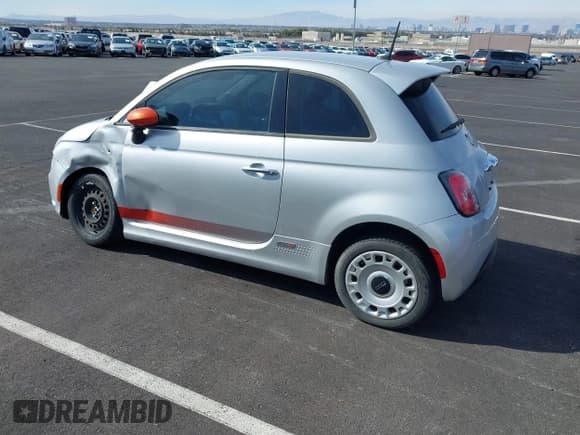 ✅ 2014 FIAT 500e • VIN: 3C3CFFGE7ET172881 • Lot: 41610593. Wystawiony na IAAI z przebiegiem 70 768 mil. Bezpłatny archiwum sprzedaży aukcyjnych z USA i szczegółowy raport historii pojazdu na DreamBid. Zdjęcie 3.