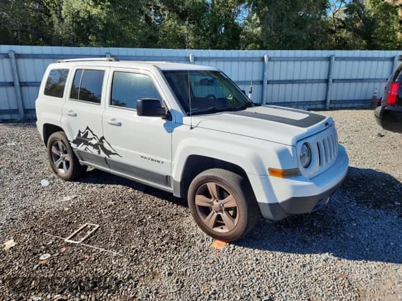 ✅ 2017 Jeep Patriot Sport • VIN: 1C4NJPBA6HD171194 • Lot: 90884625. Listed on Copart with 113,355 mi. Free auction sales archive from the USA and detailed vehicle history report at DreamBid. Image 4.