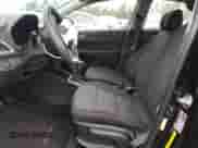 2021 Hyundai Accent SE z VIN 3KPC24A6XME135212, wystawiony jako Copart lot #68827703 z przebiegiem 52 385 mil mil oraz . Historia ofert i sprzedaży dostępna na DreamBid. Obrazek 7.