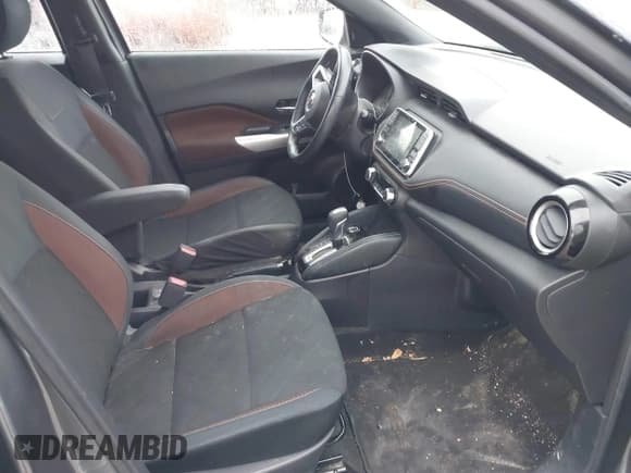 ✅ 2019 Nissan Kicks S • VIN: 3N1CP5CU0KL516193 • Lot: 41474237. Wystawiony na IAAI z przebiegiem 50 357 mil. Bezpłatny archiwum sprzedaży aukcyjnych z USA i szczegółowy raport historii pojazdu na DreamBid. Zdjęcie 5.