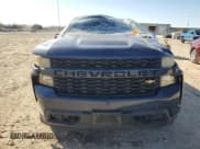✅ 2020 Chevrolet Silverado 1500 Custom • VIN: 1GCRWBEK5LZ312066 • Lot: 88494515. Wystawiony na Copart z przebiegiem Nie podano. Bezpłatny archiwum sprzedaży aukcyjnych z USA i szczegółowy raport historii pojazdu na DreamBid. Zdjęcie 5.