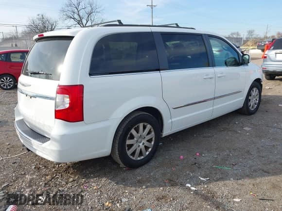 ✅ 2015 Chrysler Town & Country Touring • VIN: 2C4RC1BGXFR514046 • Lot: 43684274. Listed on IAAI with 124,709 mi. Free auction sales archive from the USA and detailed vehicle history report at DreamBid. Image 4.