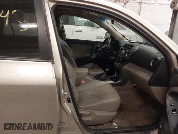 ✅ 2008 Toyota RAV4 Limited • VIN: JTMBK31V786029194 • Lot: 43833843. Wystawiony na IAAI z przebiegiem 233 086 mil. Bezpłatny archiwum sprzedaży aukcyjnych z USA i szczegółowy raport historii pojazdu na DreamBid. Zdjęcie 5.