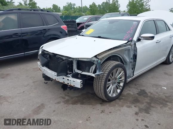 ✅ 2012 Chrysler 300 C • VIN: 2C3CCAET6CH279858 • Lot: 42429065. Listed on IAAI with 190,561 mi. Free auction sales archive from the USA and detailed vehicle history report at DreamBid. Image 6.