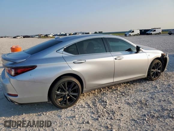 ✅ 2024 Lexus ES 350 F Sport • VIN: 58AJZ1B19RU174939 • Lot: 71806005. Wystawiony na Copart z przebiegiem 19 827 mil. Bezpłatny archiwum sprzedaży aukcyjnych z USA i szczegółowy raport historii pojazdu na DreamBid. Zdjęcie 3.