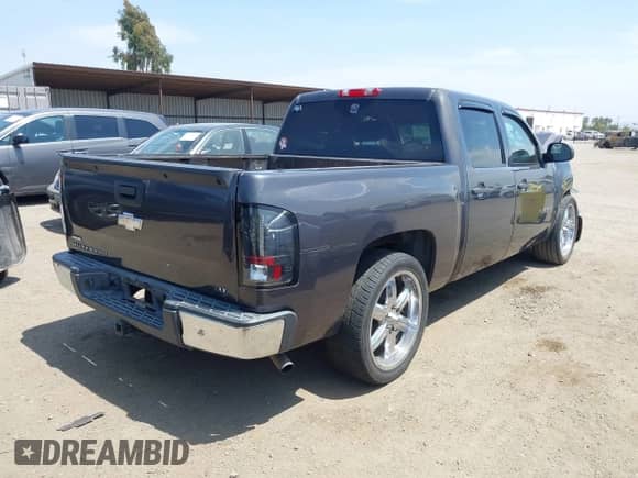 2010 Chevrolet Silverado 1500 LT z VIN 3GCRCSEA5AG129117, wystawiony jako IAAI lot #42391690 z przebiegiem 199 087 mil mil oraz . Historia ofert i sprzedaży dostępna na DreamBid. Obrazek 4.