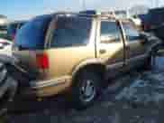 1999 Chevrolet Blazer LT z VIN 1GNDT13W1X2125173, wystawiony jako IAAI lot #41384552 z przebiegiem 208 059 mil mil oraz . Historia ofert i sprzedaży dostępna na DreamBid. Obrazek 4.