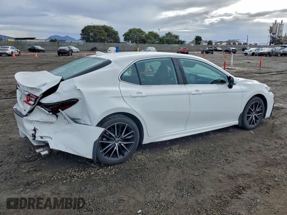 ✅ 2022 Toyota Camry SE • VIN: 4T1G11AKXNU630878 • Lot: 93979405. Wystawiony na Copart z przebiegiem 77 818 mil. Bezpłatny archiwum sprzedaży aukcyjnych z USA i szczegółowy raport historii pojazdu na DreamBid. Zdjęcie 3.