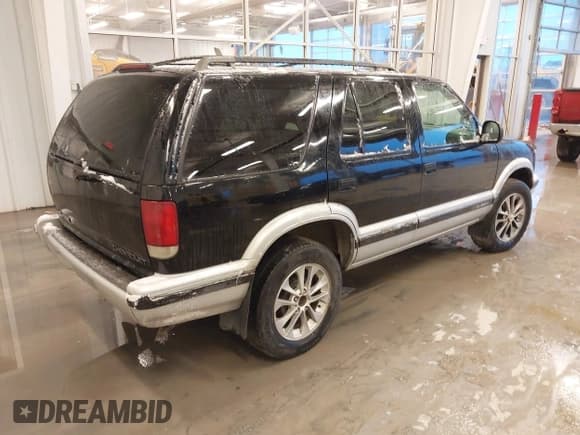 ✅ 1996 Chevrolet Blazer • VIN: 1GNDT13W2T2140730 • Lot: 41552544. Wystawiony na IAAI z przebiegiem 241 695 mil. Bezpłatny archiwum sprzedaży aukcyjnych z USA i szczegółowy raport historii pojazdu na DreamBid. Zdjęcie 4.