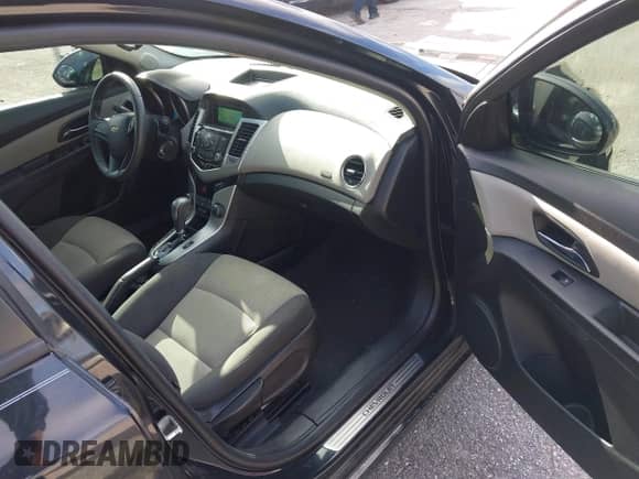 2014 Chevrolet Cruze LS z VIN 1G1PA5SH9E7479991, wystawiony jako IAAI lot #43338783 z przebiegiem 77 067 mil mil oraz . Historia ofert i sprzedaży dostępna na DreamBid. Obrazek 5.